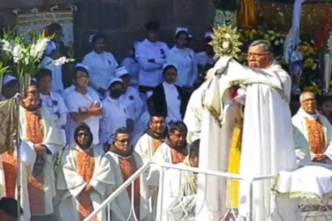 Realizan multitudinaria procesión del Corpus Christi en Cusco