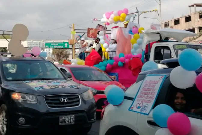 Miles participan en el gran corso por la vida en Perú