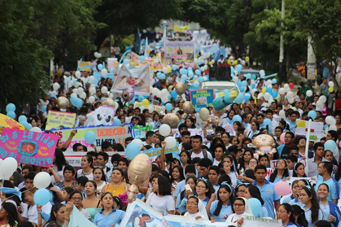 Miles de personas marchan por la vida y contra el aborto al norte del Perú