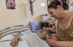 Un cristiano enfermo recibe atención médica en su casa en Siria. Foto: Ismael Martínez Sánchez / AIN 