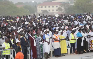 Cristianos de Sudán del Sur escuchan el discurso del Papa Francisco en la explanada del mausoleo de John Garang. Crédito: Elias Tuk - EWTN 