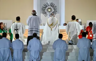 La adoración del Santísimo Sacramento con el Papa Francisco en la Vigilia de la JMJ Lisboa 2023. Crédito: Jesus Huerta \ JMJ 2023 