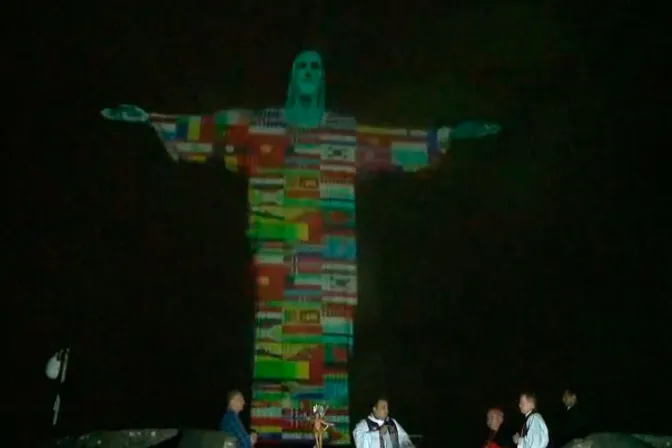 Iluminan el Cristo Redentor con banderas de países afectados por coronavirus