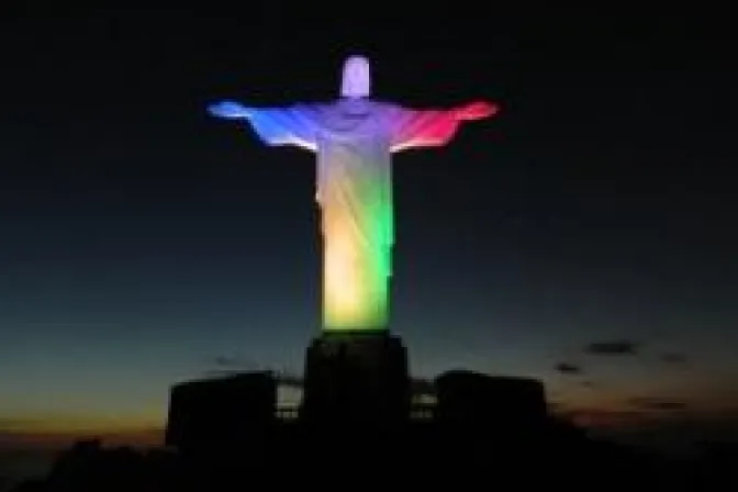 Iluminan Cristo Redentor con colores de 150 países que estarán en JMJ Río 2013