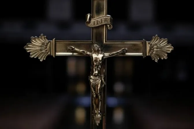 El “poder” de la Iglesia es la cruz y la autoridad es un servicio, explica Obispo