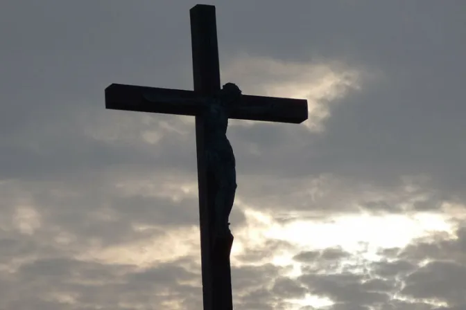 Ordenan detención de sacerdote acusado de abusos y obispo lo suspende