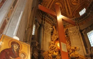 Cruz de la Jornada Mundial de la Juventud y el ícono de Nuestra Señora Salus Populi Romani. Crédito: JMJ Lisboa 2023. 