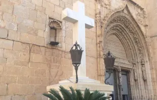 Cruz en la plaza de la iglesia de San Martu00edn, en Callosa de Segura (Alicante). Foto: Plataforma Ciudadana en Defensa de la Cruz 