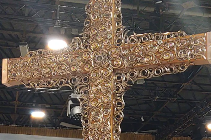 Enorme cruz hecha con reliquias de 34 santos y beatos impresiona al mundo desde Hungría