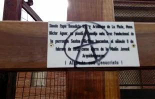 Cruz profanada en la Parroquia Santos Mártires Inocentes en Argentina / Facebook de Pater Christian  