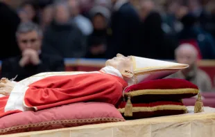 El cuerpo de Benedicto XVI en la Basílica de San Pedro, este 2 de enero de 2023. Crédito: Daniel Ibáñez / ACI Prensa. 