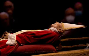 El cuerpo de Benedicto XVI en la Basílica de San Pedro. Crédito: Daniel Ibáñez / ACI Prensa 