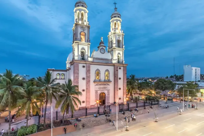 Delincuentes dañan y roban dinero de Catedral en México