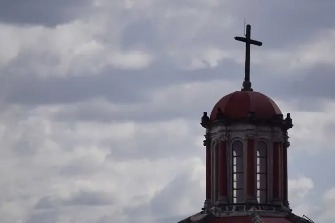 Agreden a sacerdote en Misa de la Cena del Señor [VIDEO]