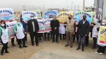 Equipo de Cáritas con líderes de "Ollas comunes" y Leche Gloria. Foto: Cáritas Perú