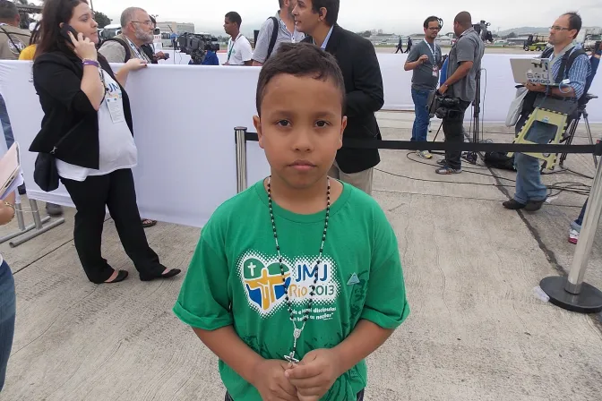 Niño que regaló flores al Papa en Río: No tengo palabras