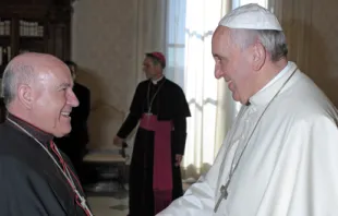 Mons. Vicente Jiménez saludando al Papa Francisco. Foto: Diócesis de Santander 