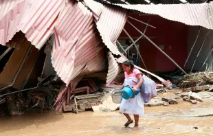 Mujer damnificada en medio de inundación en Huachipa, Lima (Perú). Foto: ANDINA/Norman Córdova. 