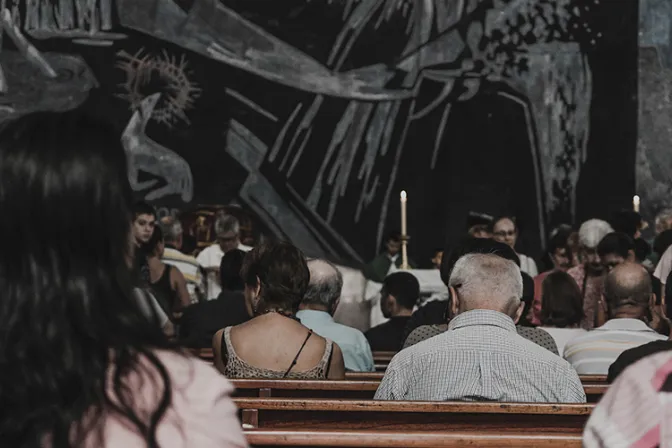 Demandan a sacerdote por homilía que pronunció en funeral de joven que se suicidó