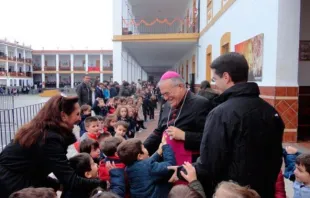 Mons. Demetrio Fernández, Obispo de Córdoba, visitando un colegio. Foto: Diócesis de Córdoba 