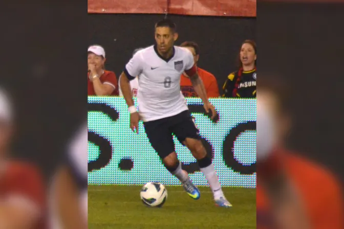 Hizo el gol más rápido de Brasil 2014 y con una señal de la cruz lo dedicó a su hermana fallecida