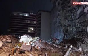 Colapso parcial de un condominio de 12 pisos en Miami. Créditos: EWTN Noticias 