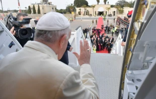 Despedida del Papa en el aeropuerto de Malta. Cru00e9dito: Vatican Media 