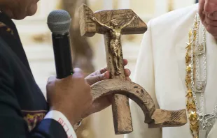 El Cristo sobre la hoz y el martillo que le dio Evo Morales al Papa. Foto: L'Osservatore Romano 