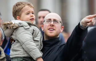 Un padre asiste con su hijo al rezo del Ángelus en la Plaza de San Pedro del Vaticano. Foto: Lucía Ballester (ACI Prensa) 