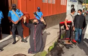 Mons. Rolando José Álvarez Lagos, Obispo de Matagalpa, es acosado por la policía de Nicaragua, agosto del 2022. Crédito: Diócesis de Matagalpa 