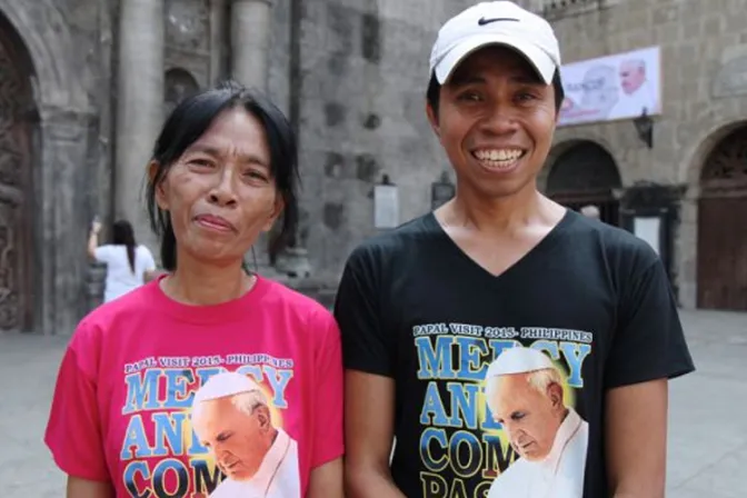 Doce horas en barco para ver al Papa Francisco y decirle "te amamos"