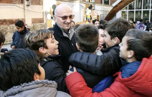 P. Francesco Fontana sdb con alumnos de la escuela gráfica de Milán. Foto: Salesianos / ACI 
