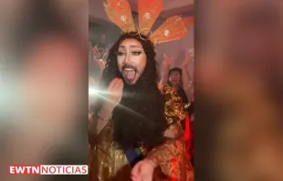 El drag queen Pura Luka Vega disfrazado de Cristo. Crédito: EWTN Noticias 