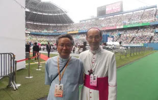 Sacerdote ecónomo y el Obispo Auxiliar de la diócesis de Daejeon (foto Walter Sánchez Silva / ACI Prensa) 