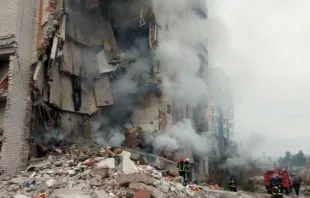 Imagen referencial de bombardeo ruso contra edificio ucraniano, 2022. Crédito: Ministerio del Interior de Ucrania 