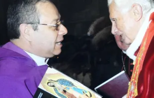 P. Eduardo Chávez y Benedicto XVI en diciembre de 2012. Crédito: Cortesía / P. Eduardo Chávez. 