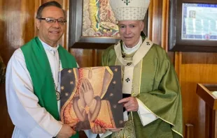El P. Eduardo Chávez y el Cardenal Carlos Aguiar Retes sostienen el libro "La Virgen de Guadalupe y el amor misericordioso de Dios". Crédito: Cortesía ISEG. 