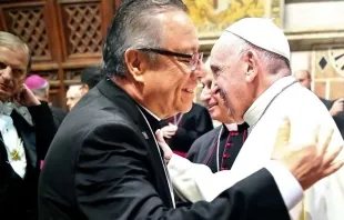 Abrazo del P. Eduardo Chávez y el Papa Francisco, en el I Encuentro Internacional de rectores y colaboradores de los Santuarios. 