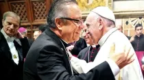 Abrazo del P. Eduardo Chávez y el Papa Francisco, en el I Encuentro Internacional de rectores y colaboradores de los Santuarios.