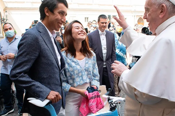 El Papa recibe al ganador del Giro de Italia, el ciclista colombiano Egan Bernal