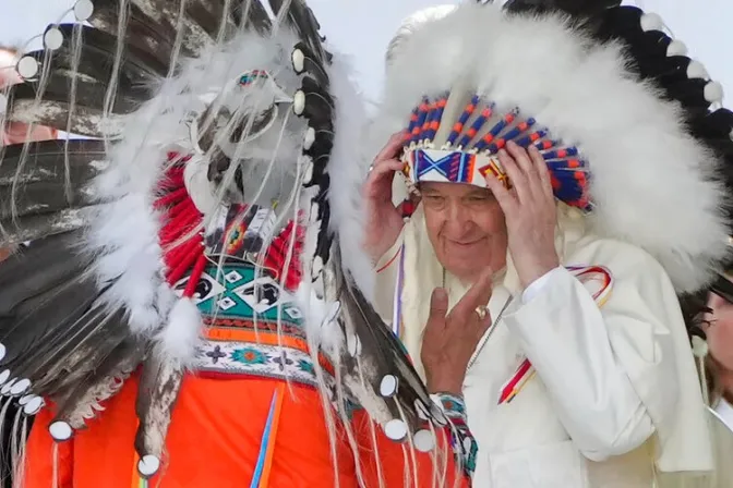 ¿Sorprendido por el sombrero de plumas del Papa Francisco? No es el primero en usar uno