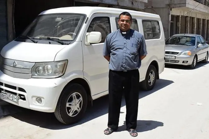 Este sacerdote es esperanza para uno de los lugares más devastados de Siria