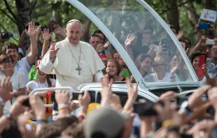El Papa Francisco saluda desde el papamóvil a los jóvenes en las calles de Cracovia / Foto: CNA 