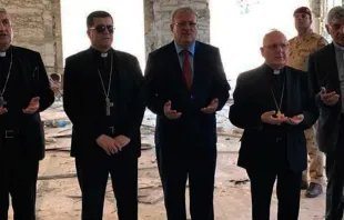 Mons. Sako, obispos iraquís y una autoridad política rezan en una iglesia de Mosul / Foto: Patriarcado Caldeo de Babilonia 