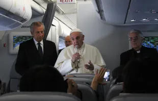 El Papa Francisco en el avión rumbo a Seúl (foto Alan Holdren / ACI Prensa) 