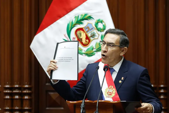 Perú: Arzobispo llama a la oración ante propuesta presidencial de adelantar elecciones