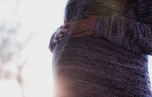 Imagen referencial / Mujer embarazada. Crédito: freestocks / Unsplash. 