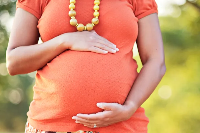 Madre tenía cáncer, rechazó abortar a su hijo y hoy afirma que es “un milagro de Dios”