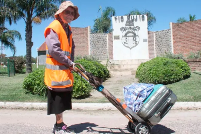 Esta abuelita tiene 91 años y cumple a pie una promesa a la Virgen María