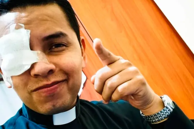 Piden oraciones por querido sacerdote influencer con cáncer terminal